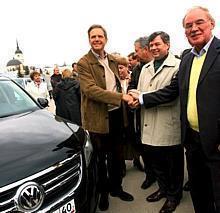 von links: Prof. Jochem Heizmann, Volkswagen-Konzernvorstand "Produktion", Anatoly Artamonov, Gouverneur des Oblast Kaluga, Detlef Wittig, Volkswagen-Konzernvertriebschef.